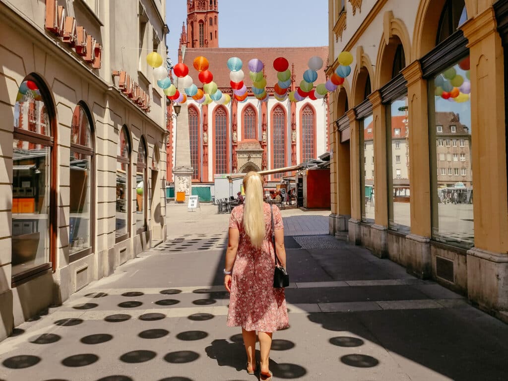 Spaziergang entlang der Schustergasse in Richtung Marktplatz, Würzburg Sehenswürdigkeiten