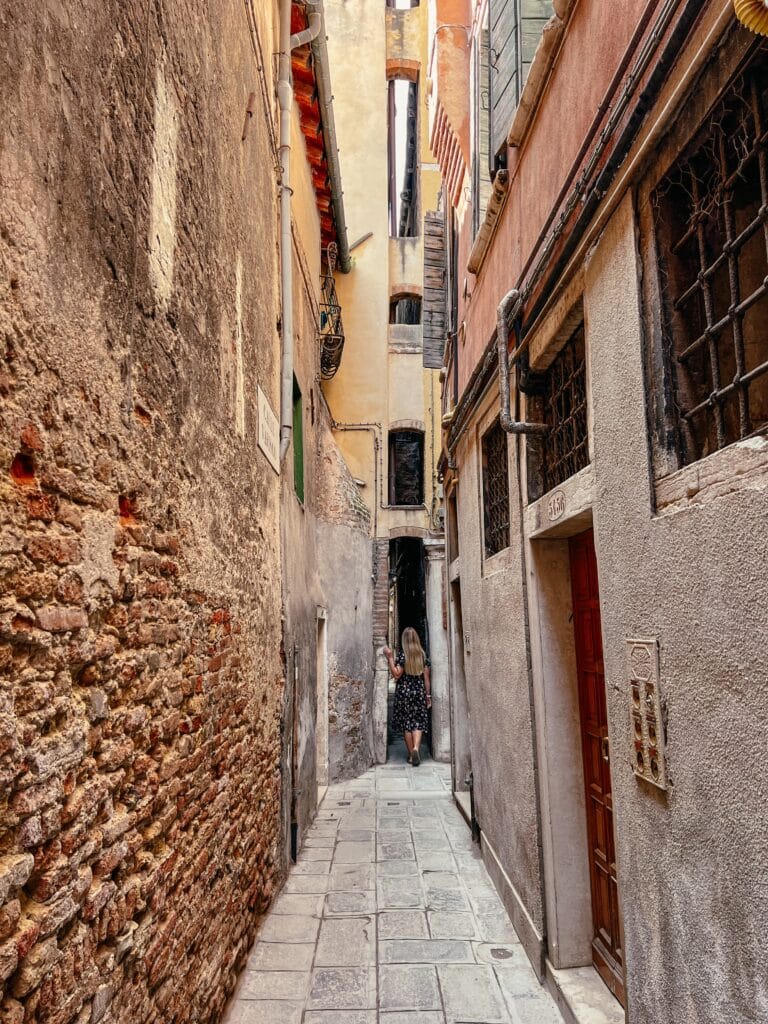 Engste Gasse von Venedig, Venedig Sehenswürdigkeiten & Geheimtipps, Cannaregio, Italien
