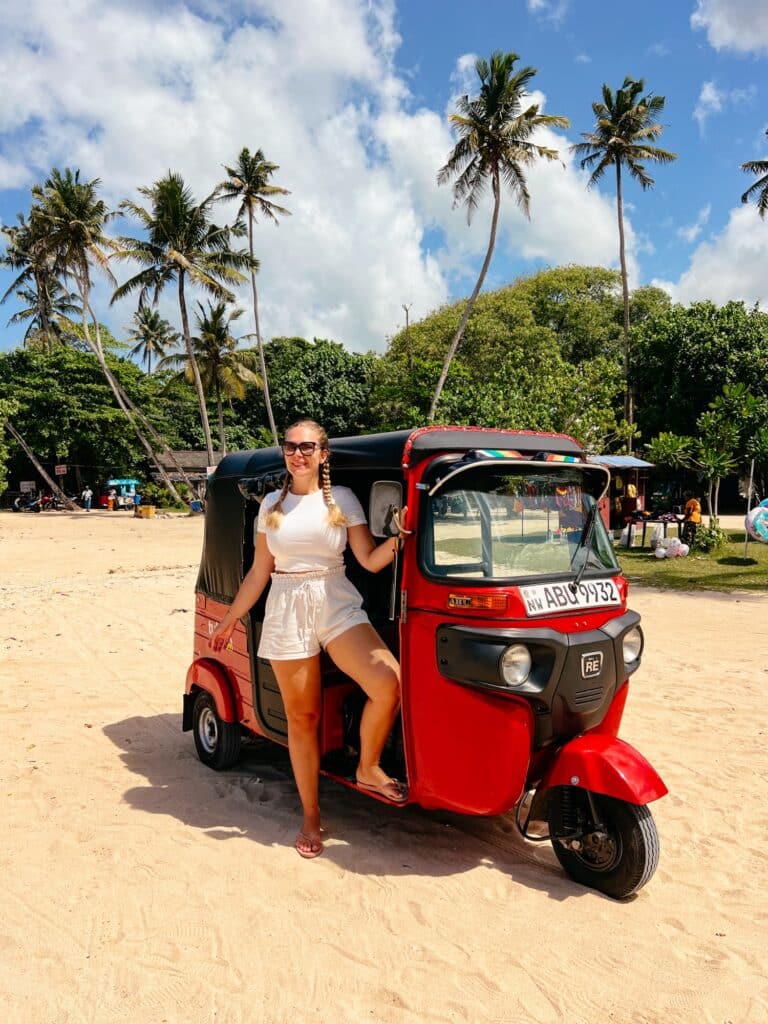Mit dem Tuk Tuk am Strand von Polhena in Mirissa, Sri Lanka Rundreise
