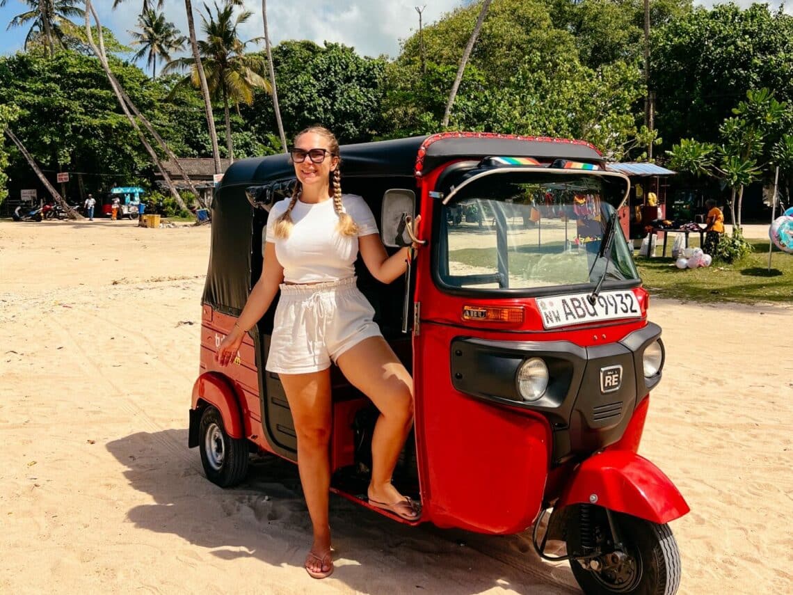Mit dem Tuk Tuk am Strand von Polhena in Mirissa, Sri Lanka Rundreise