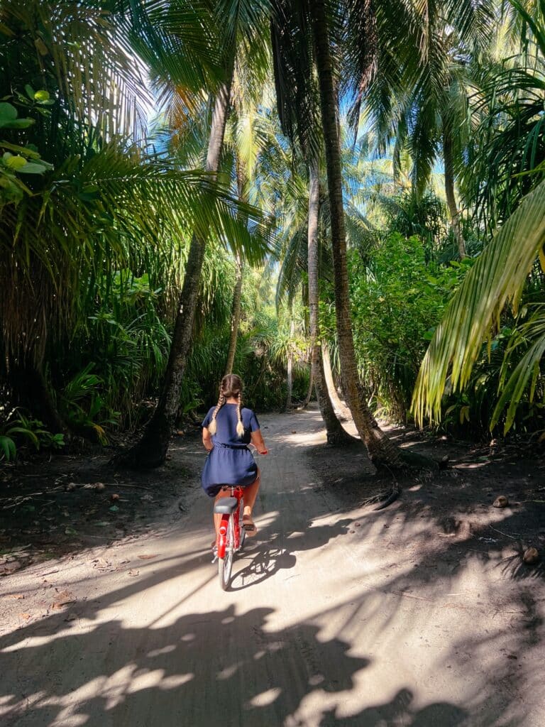 Dhigurah Malediven, Fahrrad fahren auf der Palmenstraße