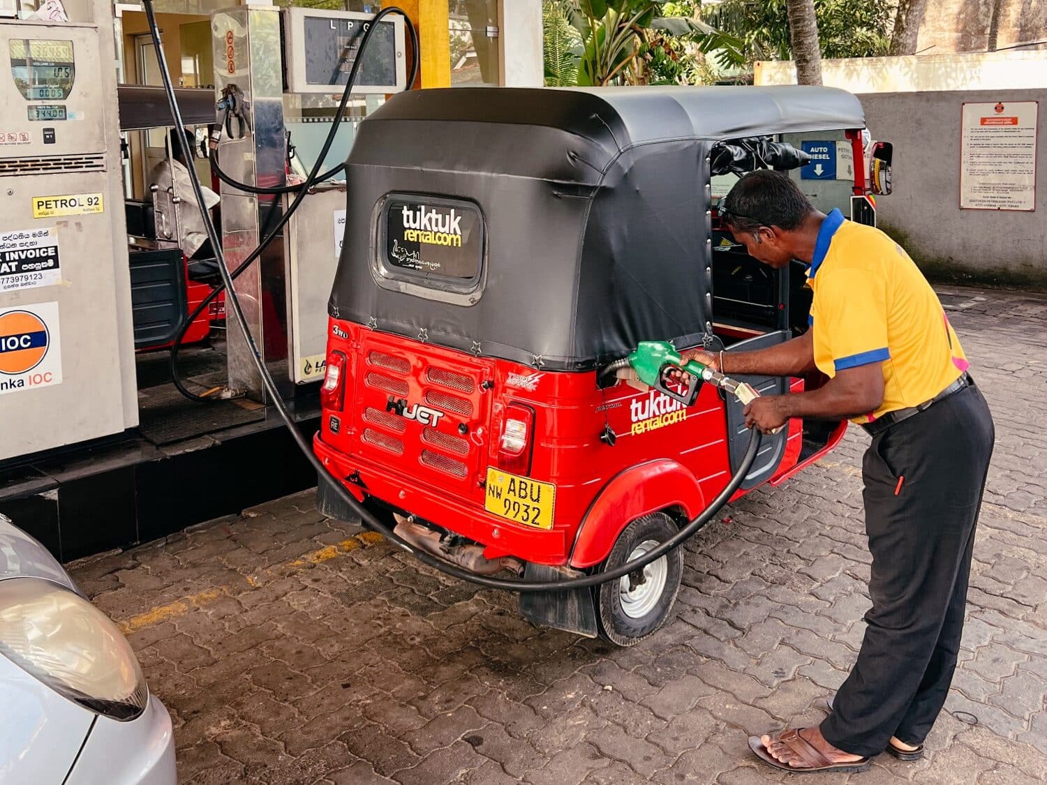 Tuk Tuk Fahren in Sri Lanka, so funktioniert das Tanken