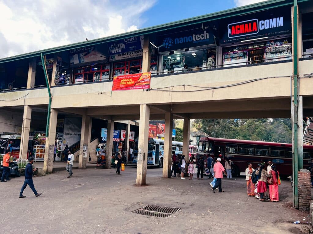 Bushaltestelle, Unterwegs auf den Straßen in Nuwara Eliya in Sri Lanka