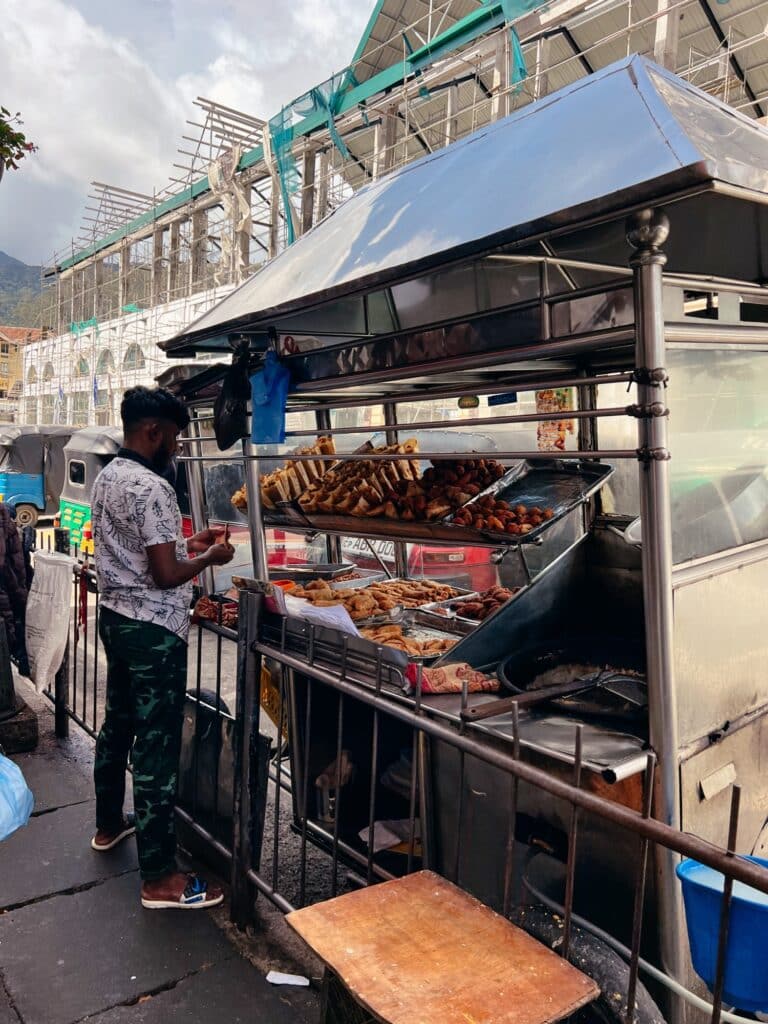 Street-Food Stand, Unterwegs auf den Straßen in Nuwara Eliya in Sri Lanka