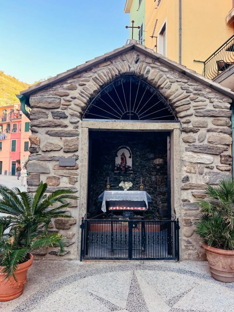 Die malerischen Gassen von Vernazza, Vernazza Sehenswürdigkeiten, Cinque Terre, Italien, Europa
