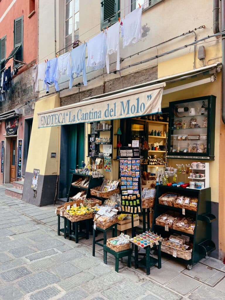 Die malerischen Gassen von Vernazza, Vernazza Sehenswürdigkeiten, Cinque Terre, Italien, Europa