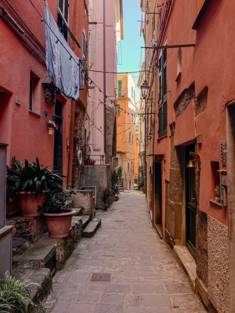 Die malerischen Gassen von Vernazza, Vernazza Sehenswürdigkeiten, Cinque Terre, Italien, Europa