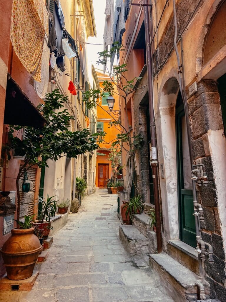 Die malerischen Gassen von Vernazza, Vernazza Sehenswürdigkeiten, Cinque Terre, Italien, Europa