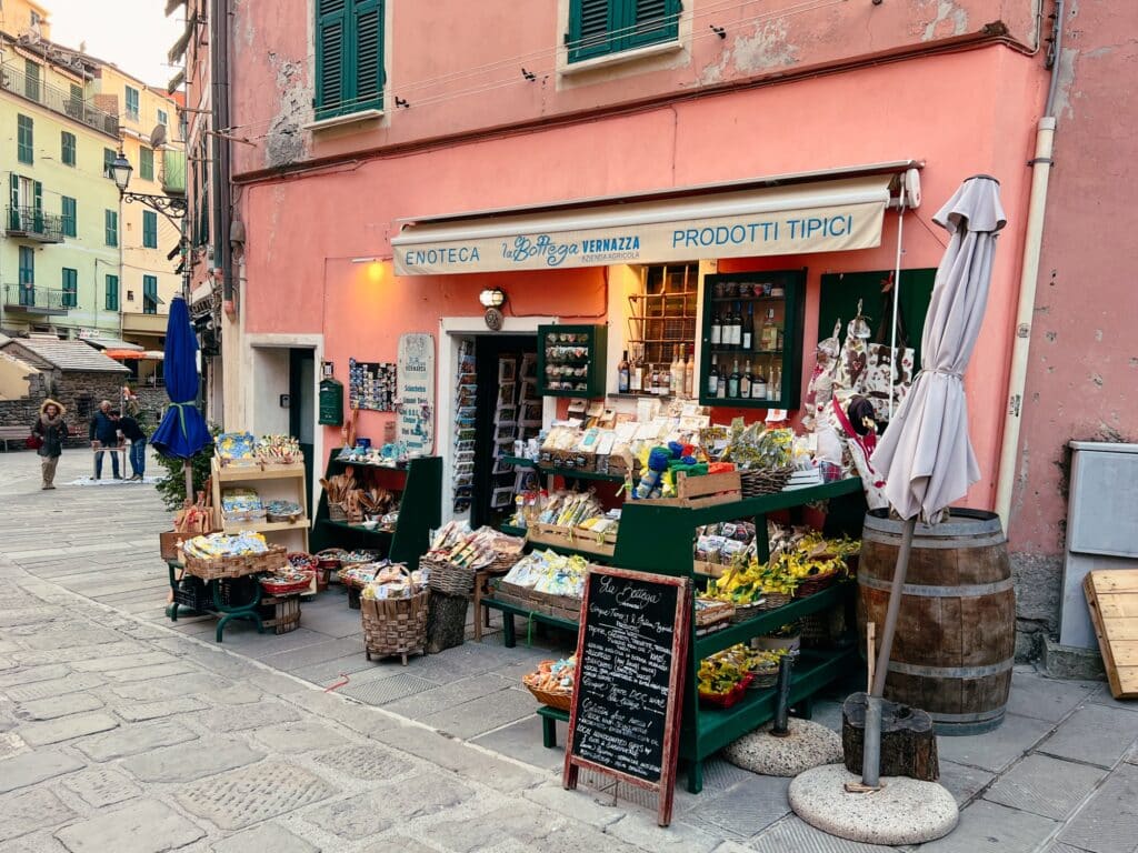 Die malerischen Gassen von Vernazza, Vernazza Sehenswürdigkeiten, Cinque Terre, Italien, Europa