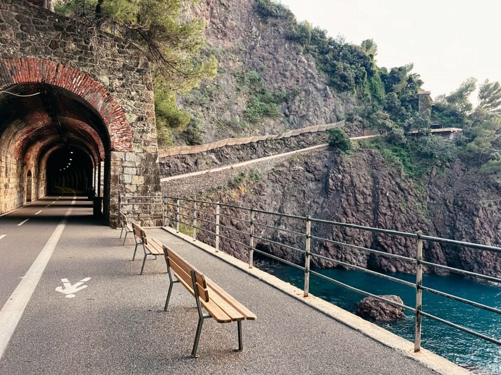 Eisenbahntunnel Framura nach Bonassola, Cinque Terre Geheimtipps, Italien