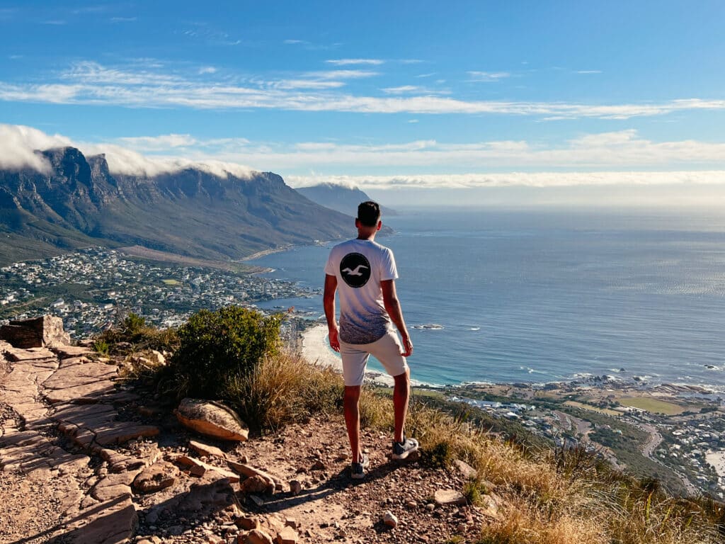Aussicht auf Camps Bay während der Wanderung auf den Lions Head in Kapstadt, Südafrika
