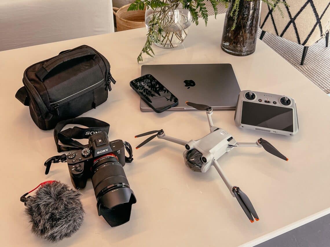 Elektronik Packliste mit Kamera, Drohne, Handy, Laptop, Ladegeräten und Zubehör für den Urlaub