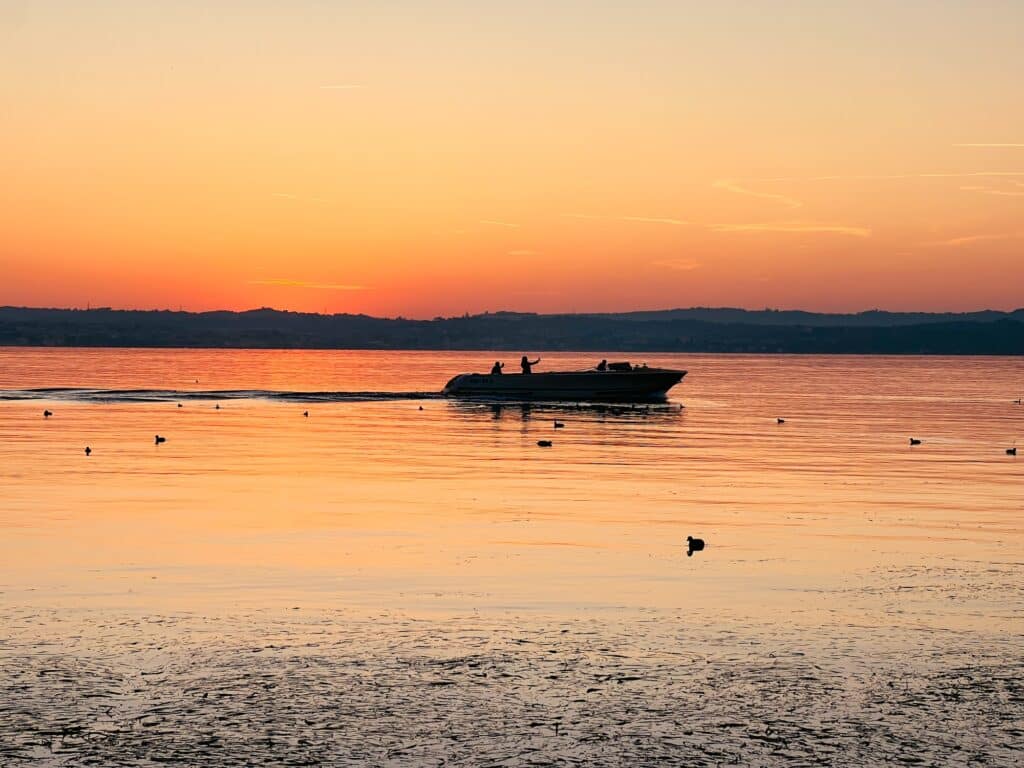 Bootsfahrt zum Sonnenuntergang, Sirmione am Gardasee, Italien