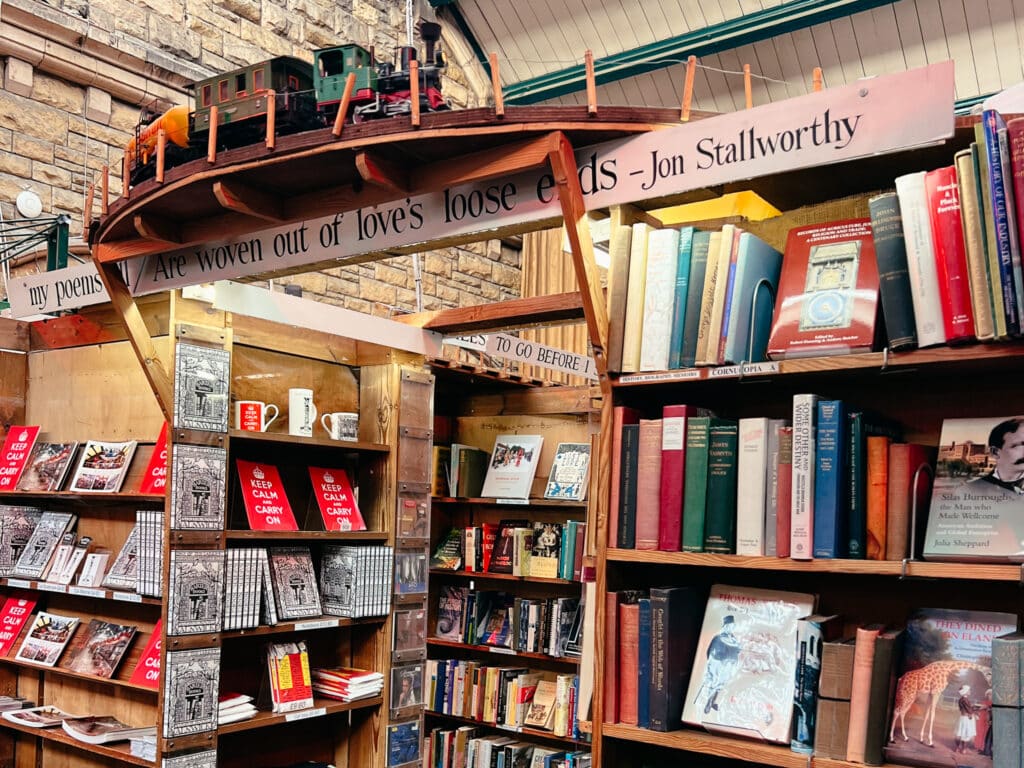 Innenaufnahme von Barter Books in Alnwick mit Bücherregalen und der ikonischen Modelleisenbahn