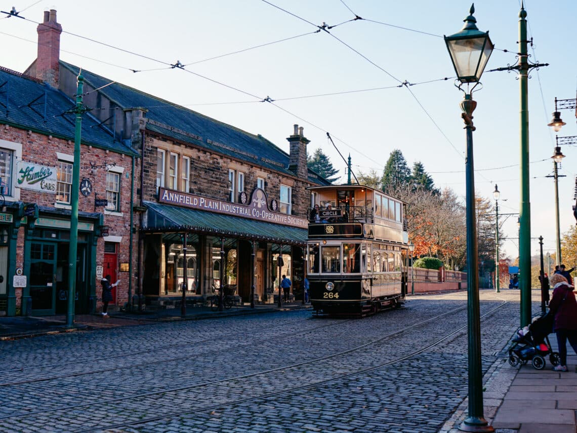 Historische Straßenbahn und viktorianische Häuser im Beamish Museum in County Durham