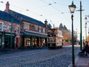 Historische Straßenbahn und viktorianische Häuser im Beamish Museum in County Durham
