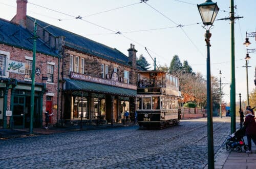 Historische Straßenbahn und viktorianische Häuser im Beamish Museum in County Durham