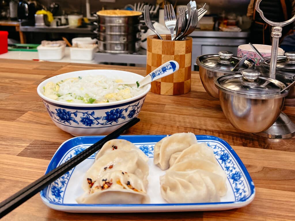 Frische Dumplings und Nudelsuppe bei Dumpling & Bun im Grainger Market in Newcastle upon Tyne