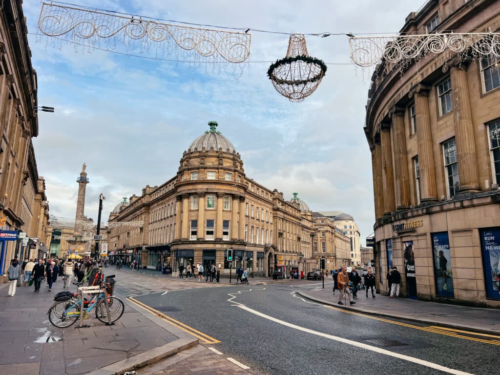 Grainger Street in Newcastle upon Tyne mit Blick auf Grey’s Monument und dem Grainger Market auf der linken Seite