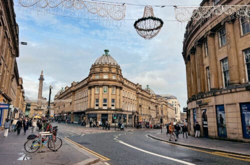 Grainger Street in Newcastle upon Tyne mit Blick auf Grey’s Monument und dem Grainger Market auf der linken Seite