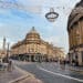 Grainger Street in Newcastle upon Tyne mit Blick auf Grey’s Monument und dem Grainger Market auf der linken Seite