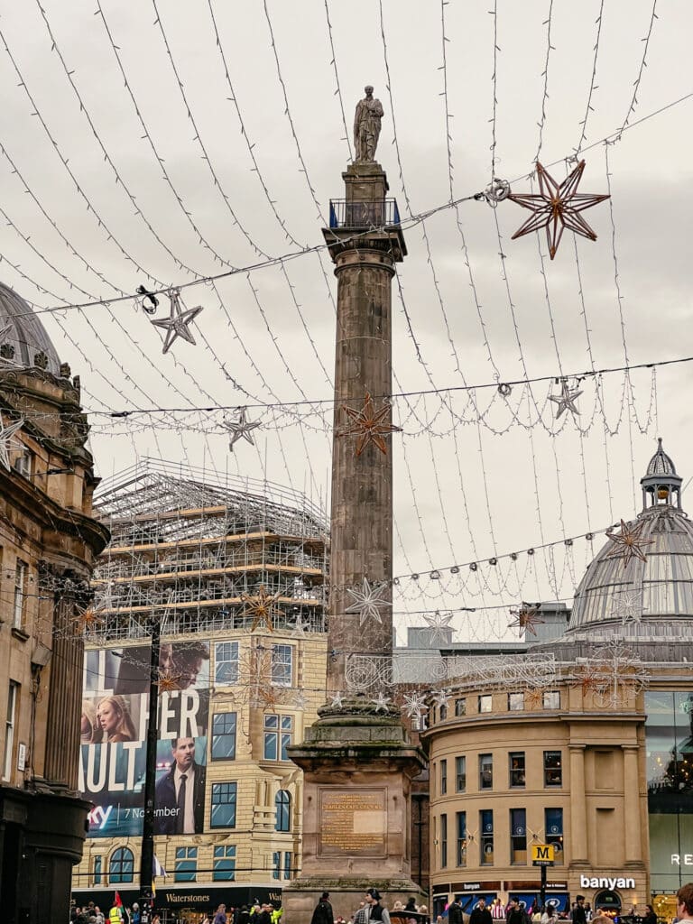 Grey’s Monument in Newcastle upon Tyne mit Weihnachtsbeleuchtung und umliegenden historischen Gebäuden