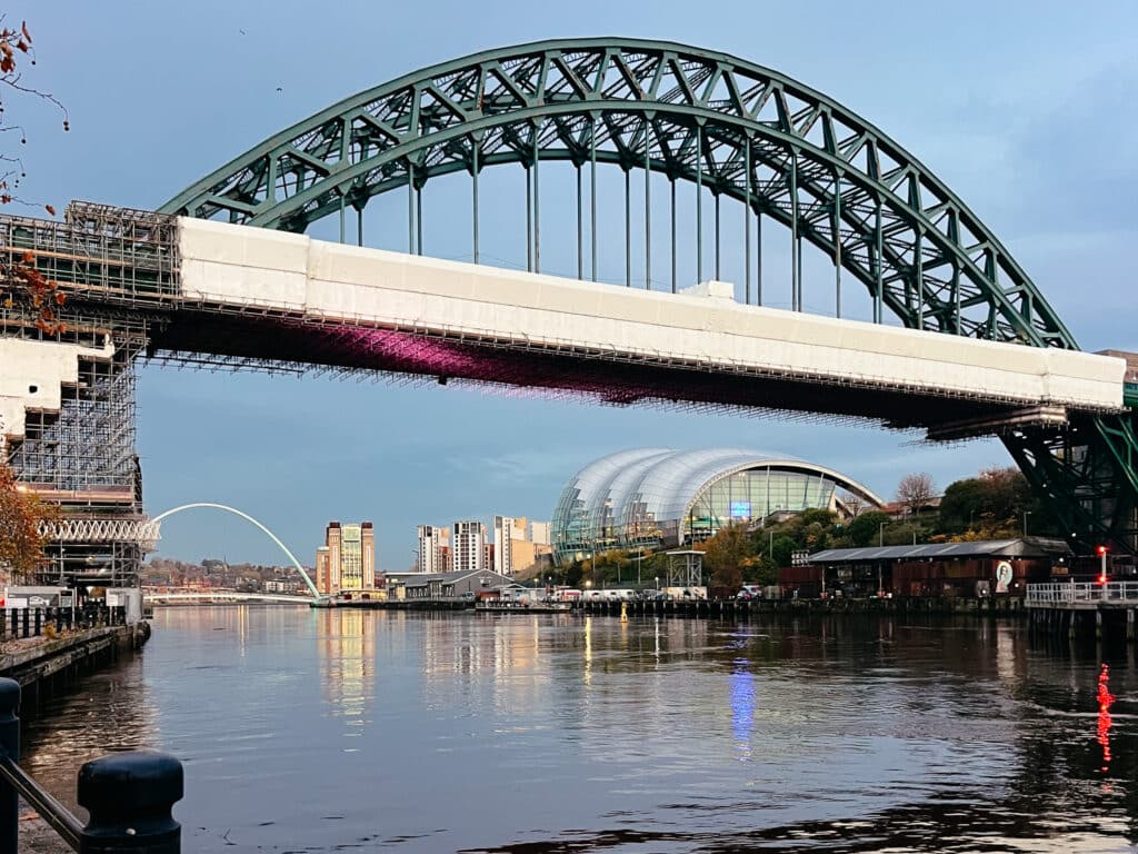 Blick auf die Tyne Bridge in Newcastle mit der Millennium Bridge im Hintergrund entlang der Quayside, eine der beliebtesten Newcastle upon Tyne Sehenswürdigkeiten 