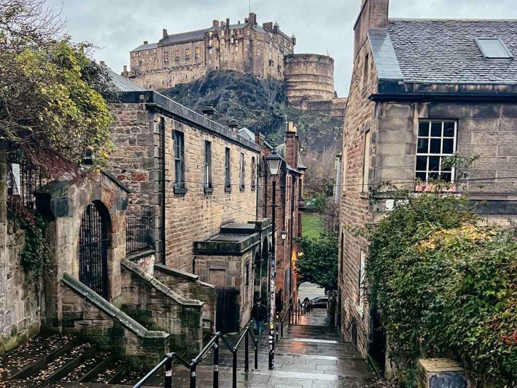 Blick auf das Edinburgh Castle von The Vennel Viewpoint, Schottland