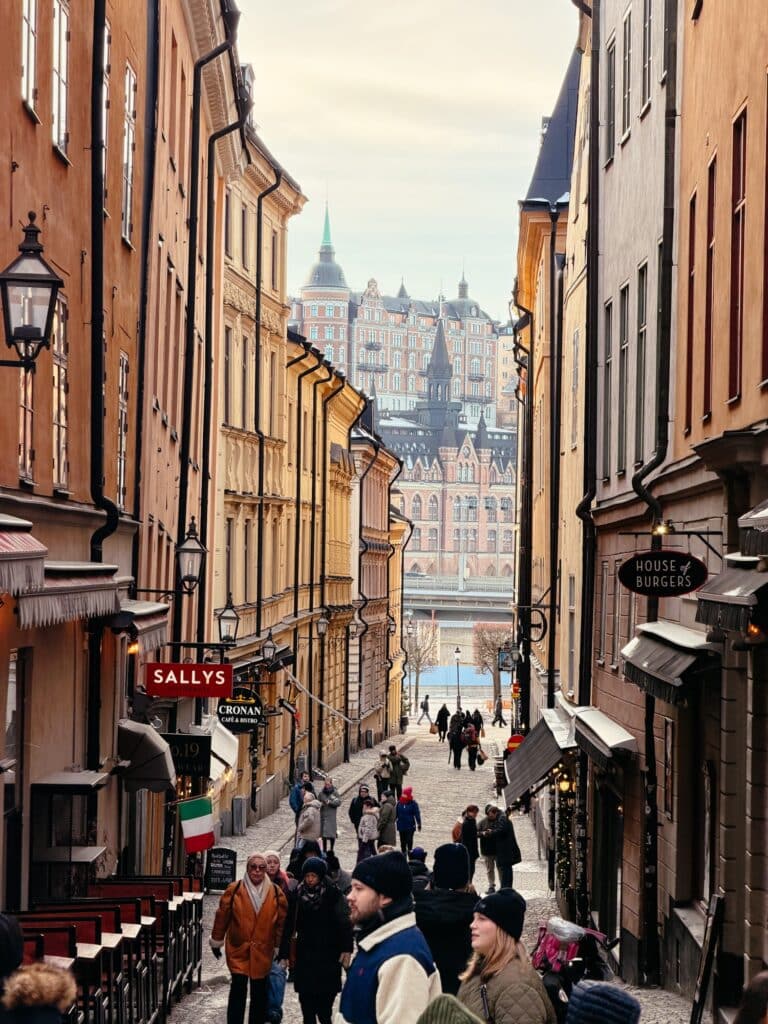 Malerische Gasse in der Altstadt Gamla Stan, Stockholm Sehenswürdigkeiten, Schweden