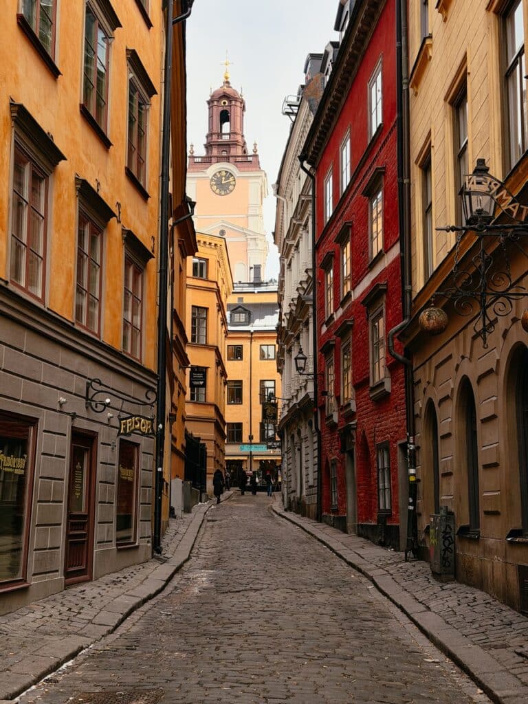 Malerische Gasse in der Altstadt Gamla Stan, Stockholm Sehenswürdigkeiten, Schweden