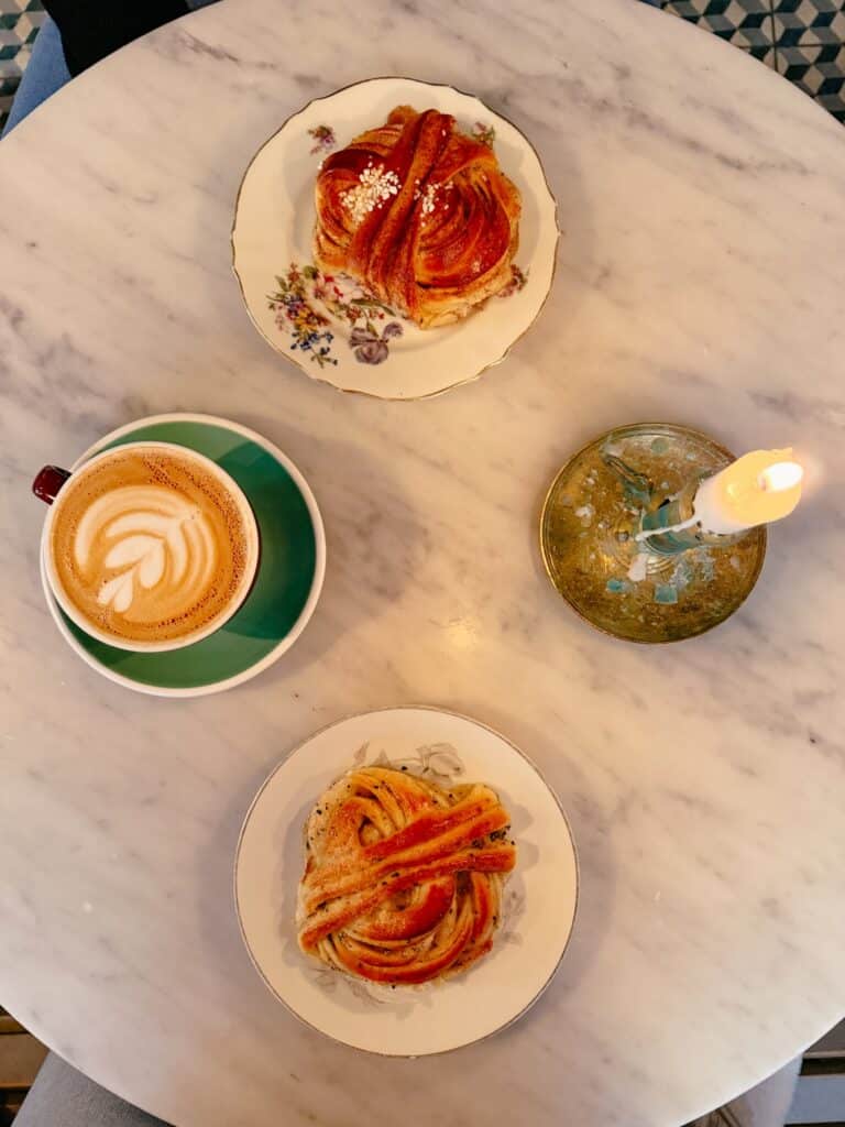 schwedische Fika im Fabrique Gamla Stan, Stockholm, Schweden