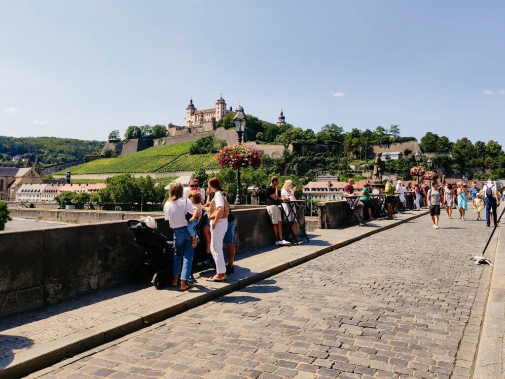 Brückenschoppen auf der Alten Mainbrücke in Würzburg
