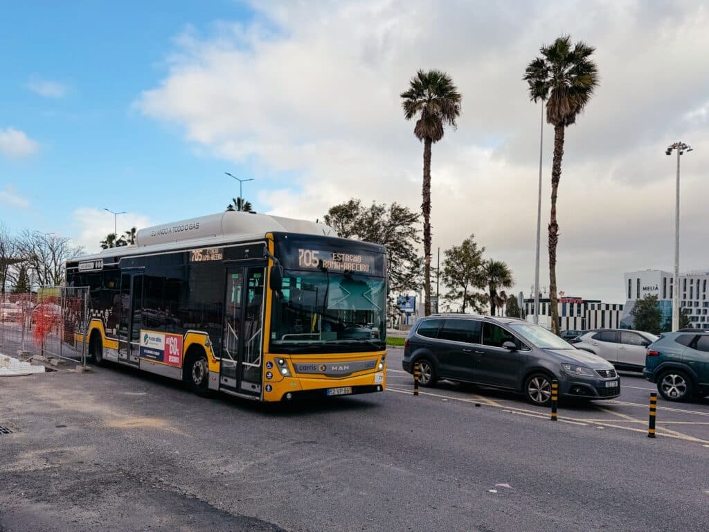 Mit dem Bus vom Flughafen in die Innenstadt von Lissabon, Portugal