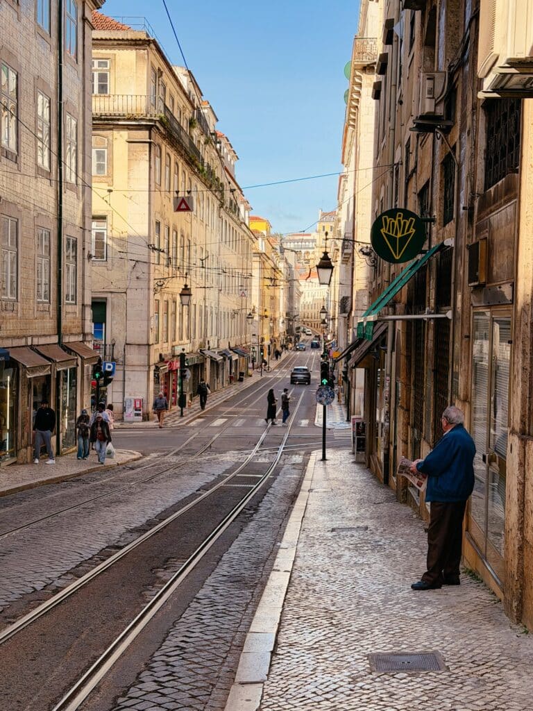 Einheimischer, der eine Zeitung liest im Alfama Viertel in Lissabon, Portugal
