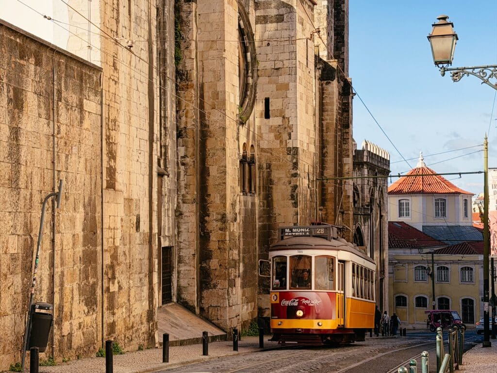 Mit der Tram 28E durch die Straßen von Alfama, Lissabon Sehenswürdigkeiten, Portugal