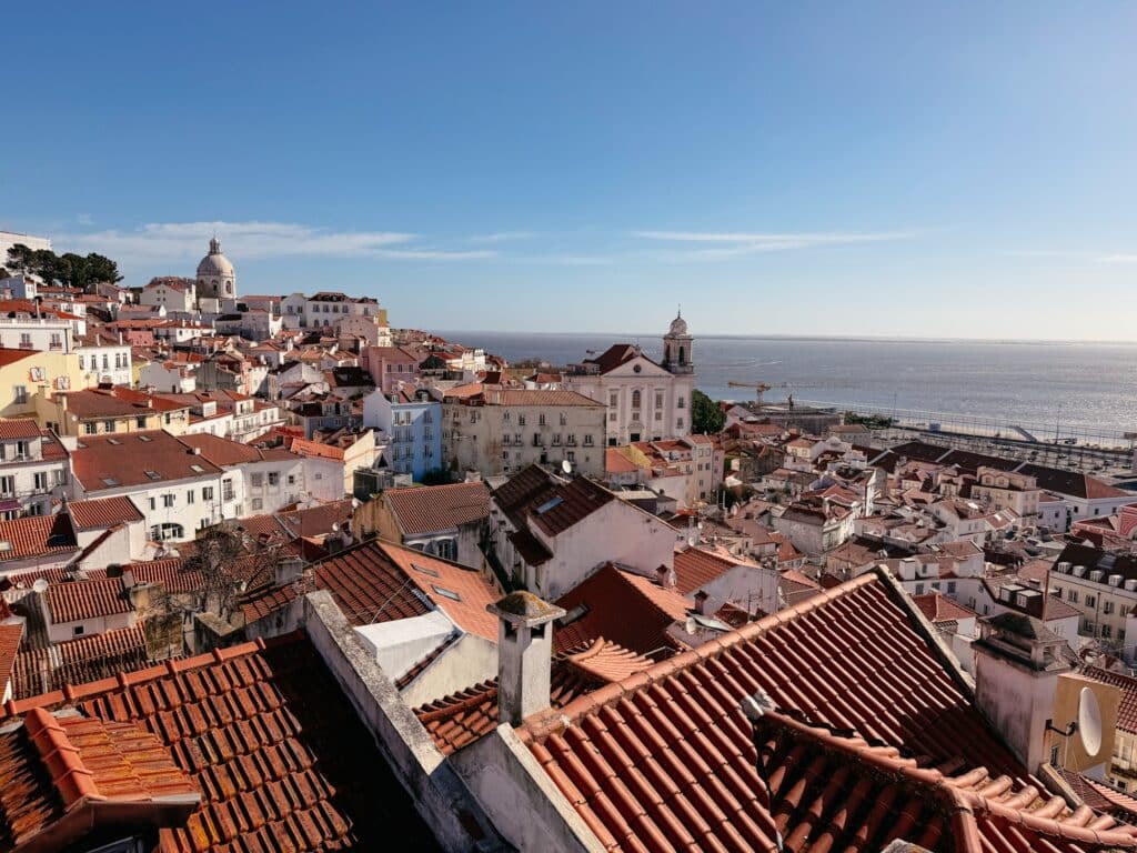 Aussicht vom Aussichtspunkt Miradouro das Portas do Sol in Lissabon, Portugal
