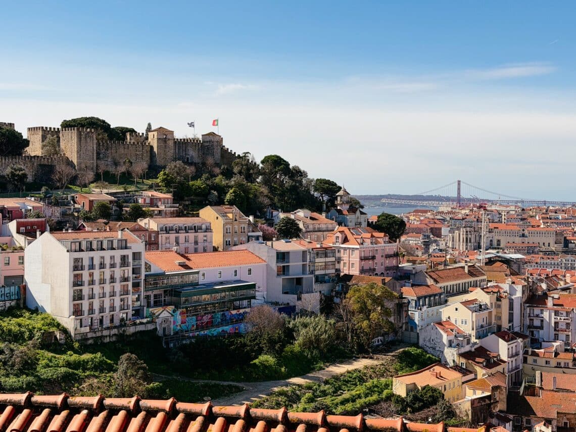 Castelo de São Jorge über den Dächern der Stadt Lissabon, Portugal