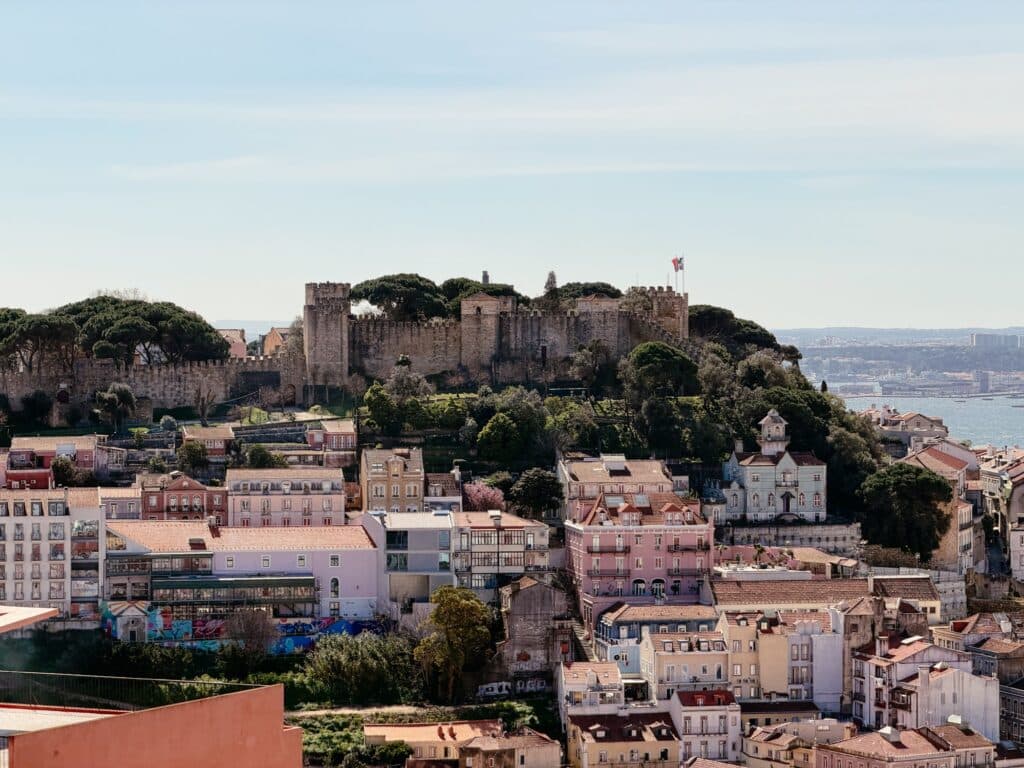 Castelo de São Jorge über den Dächern der Stadt Lissabon vom Miradouro da Senhora do Monte, Portugal