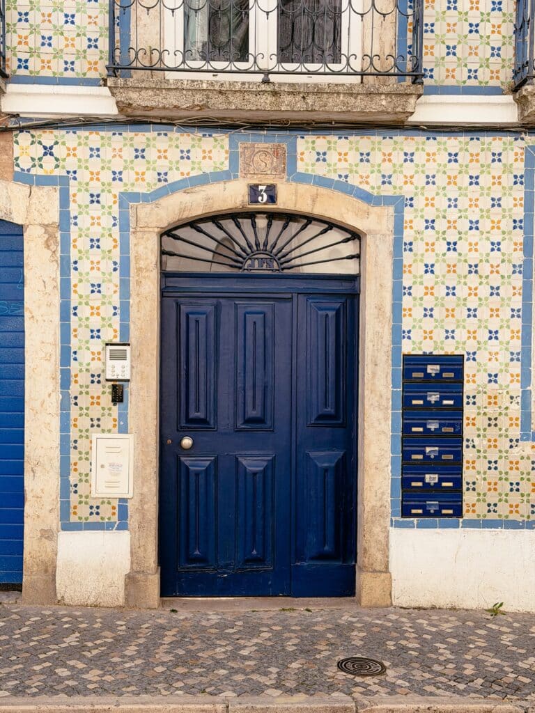Von Fliesen verzierte Häuserfront in Lissabon, Portugal