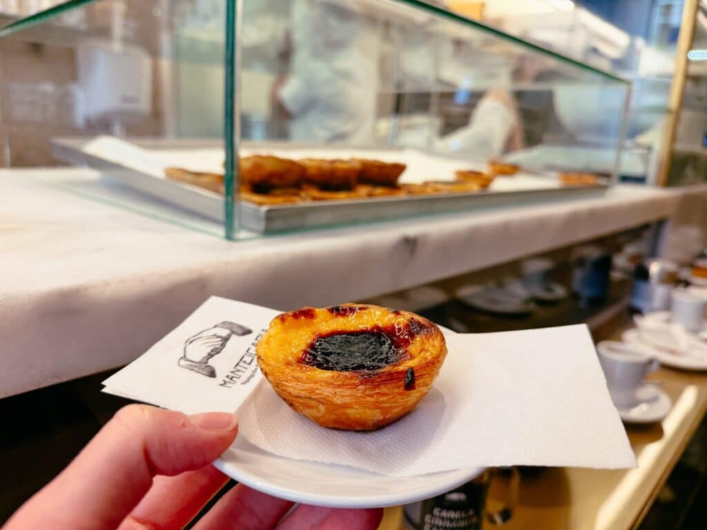Pastél de Nata bei Manteigaria in Lissabon, Portugal