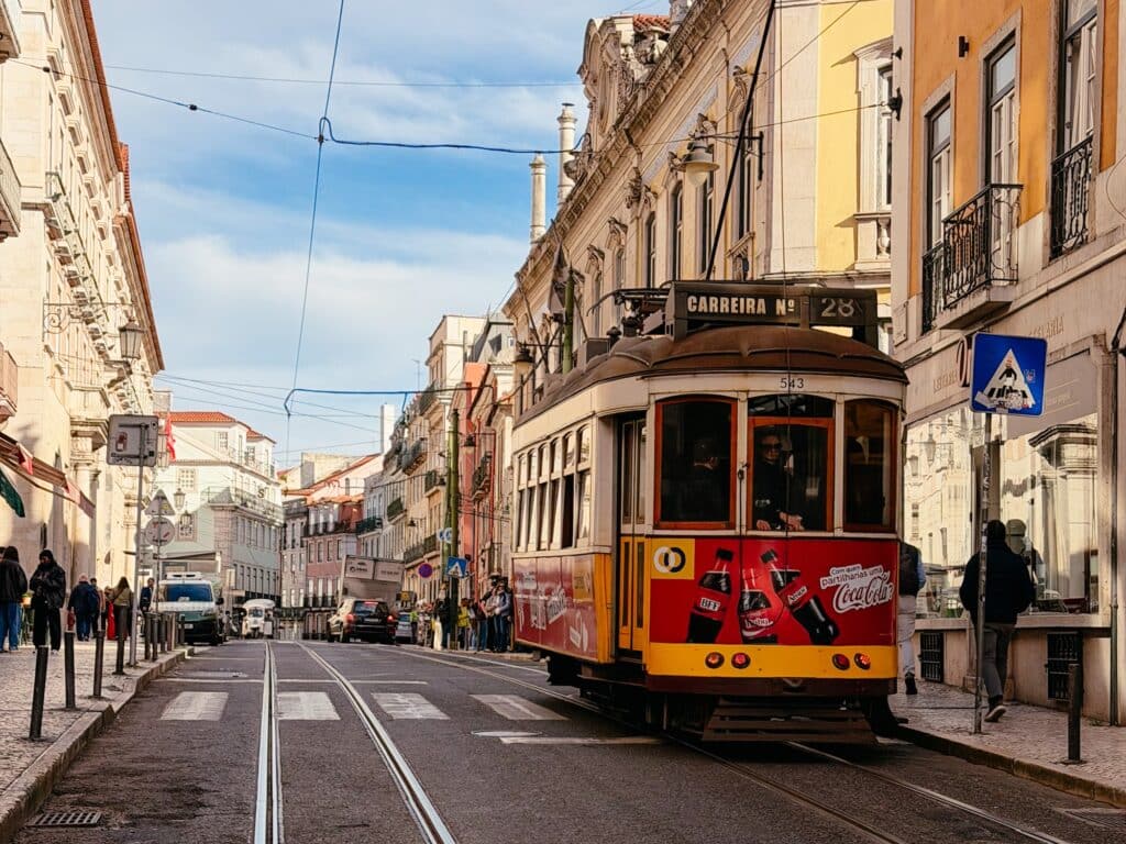 Fahrt mit der Tram 28E durch die malerischen Gassen von Lissabon, Portugal