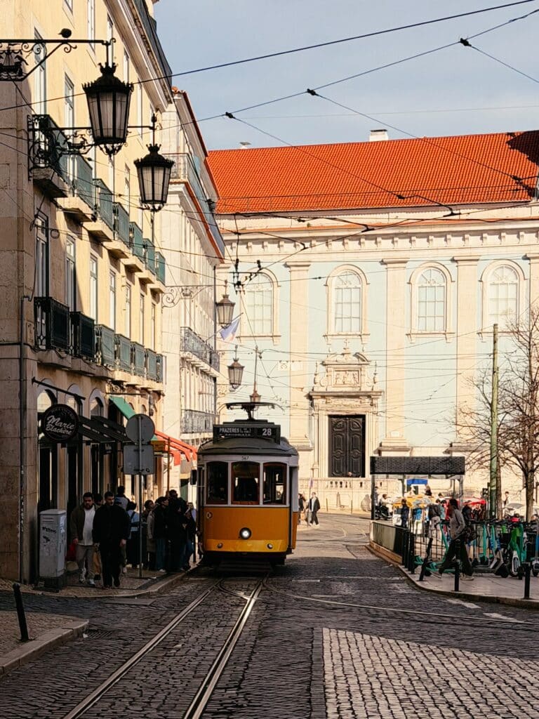 Historische Straßenbahn im Viertel Chiado, Lissabon, Portugal