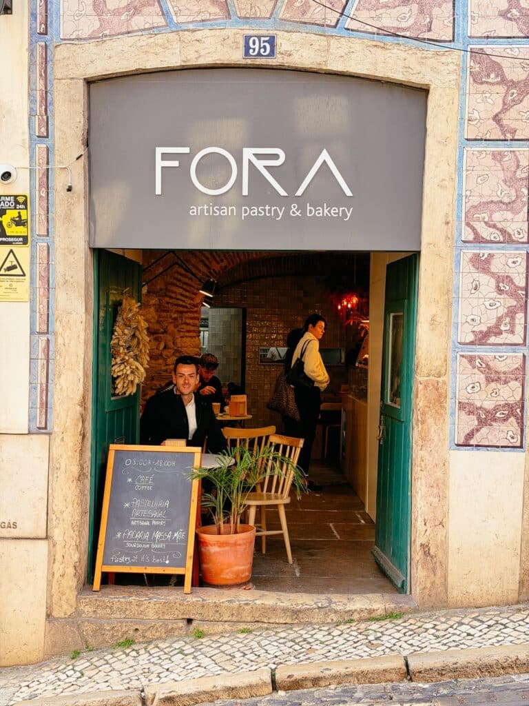 Bester Blick auf die Tram 28E von der Fora Artisan Pastry in Lissabon, Portugal