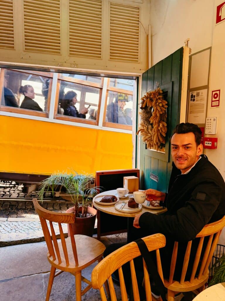 Bester Blick auf die Tram 28E von der Fora Artisan Pastry in Lissabon, Portugal