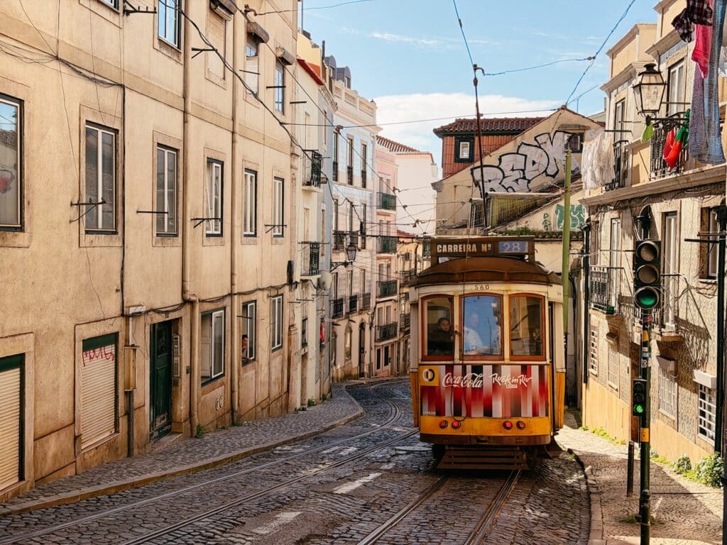 Fahrt mit der Tram 28E durch die malerischen Gassen auf einem Städtetrip nach Lissabon, Portugal