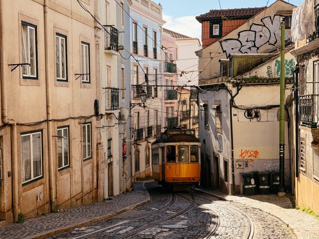 Fahrt mit der Tram 28E durch die malerischen Gassen von Lissabon, Portugal