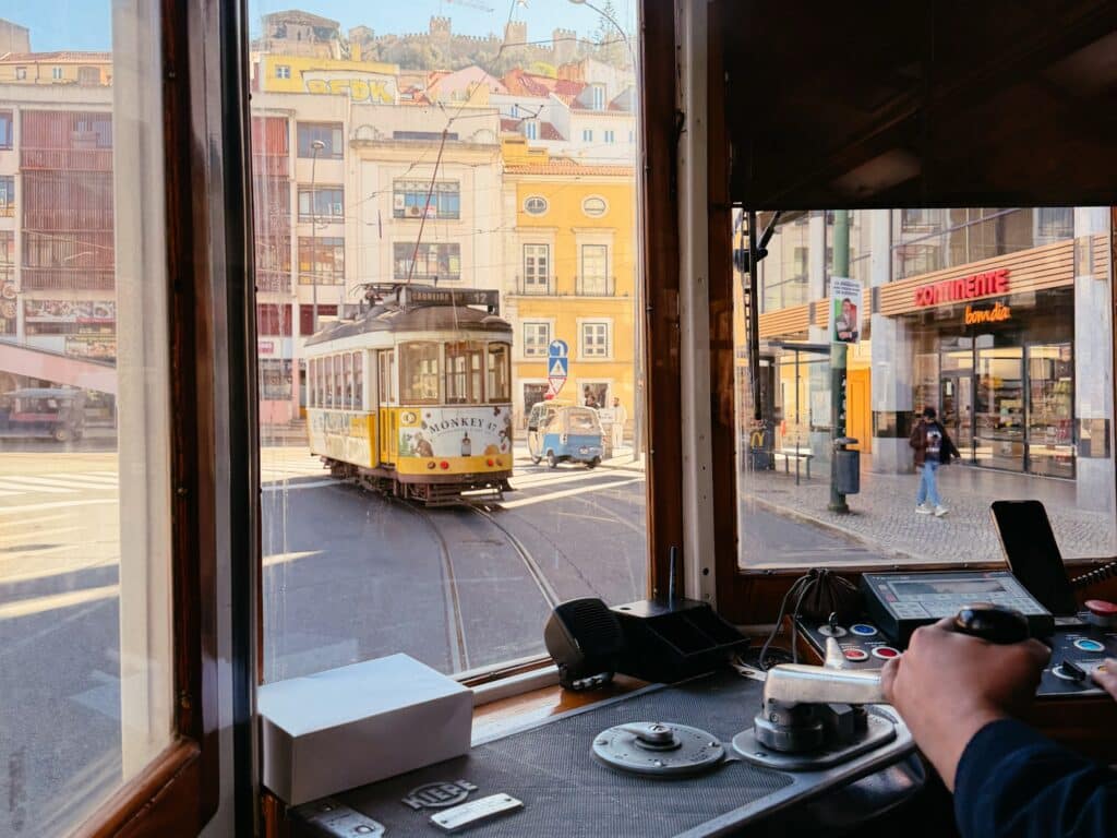 Fahrt mit der Tram 28E durch die malerischen Gassen von Lissabon, Portugal