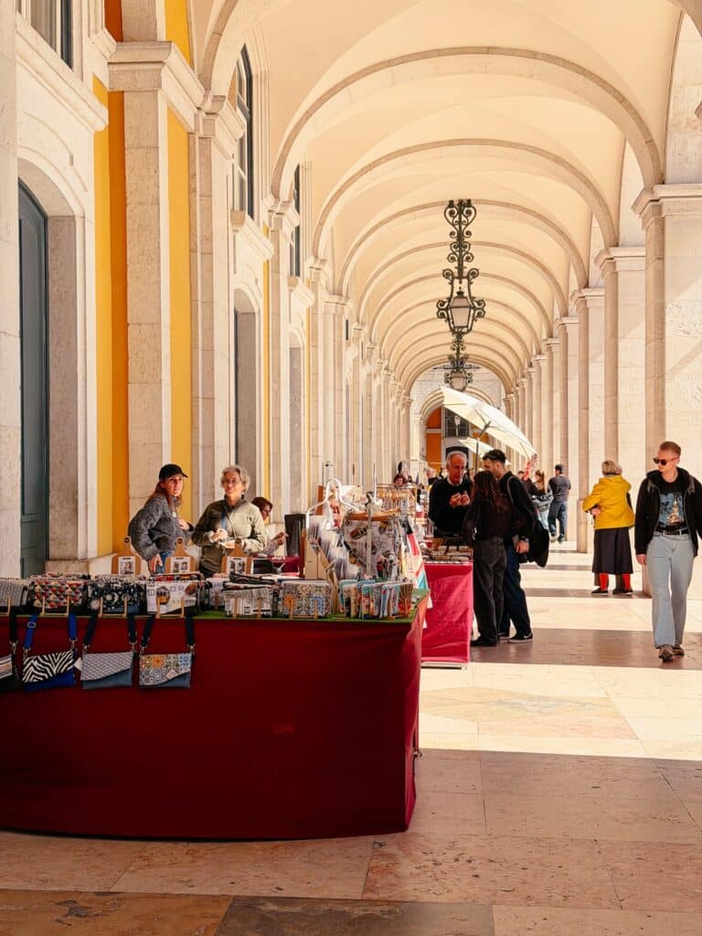 Praça do Comércio am Sonntagmorgen in Lissabon, Portugal