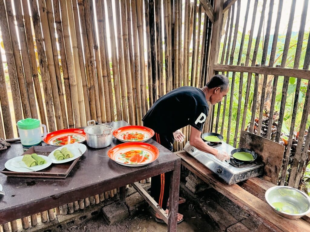 Dadar Gulung Zubereitung bei einem Einheimischen in der Küche auf Bali