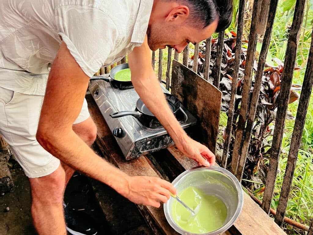 Dadar Gulung Zubereitung bei einem Einheimischen in der Küche auf Bali